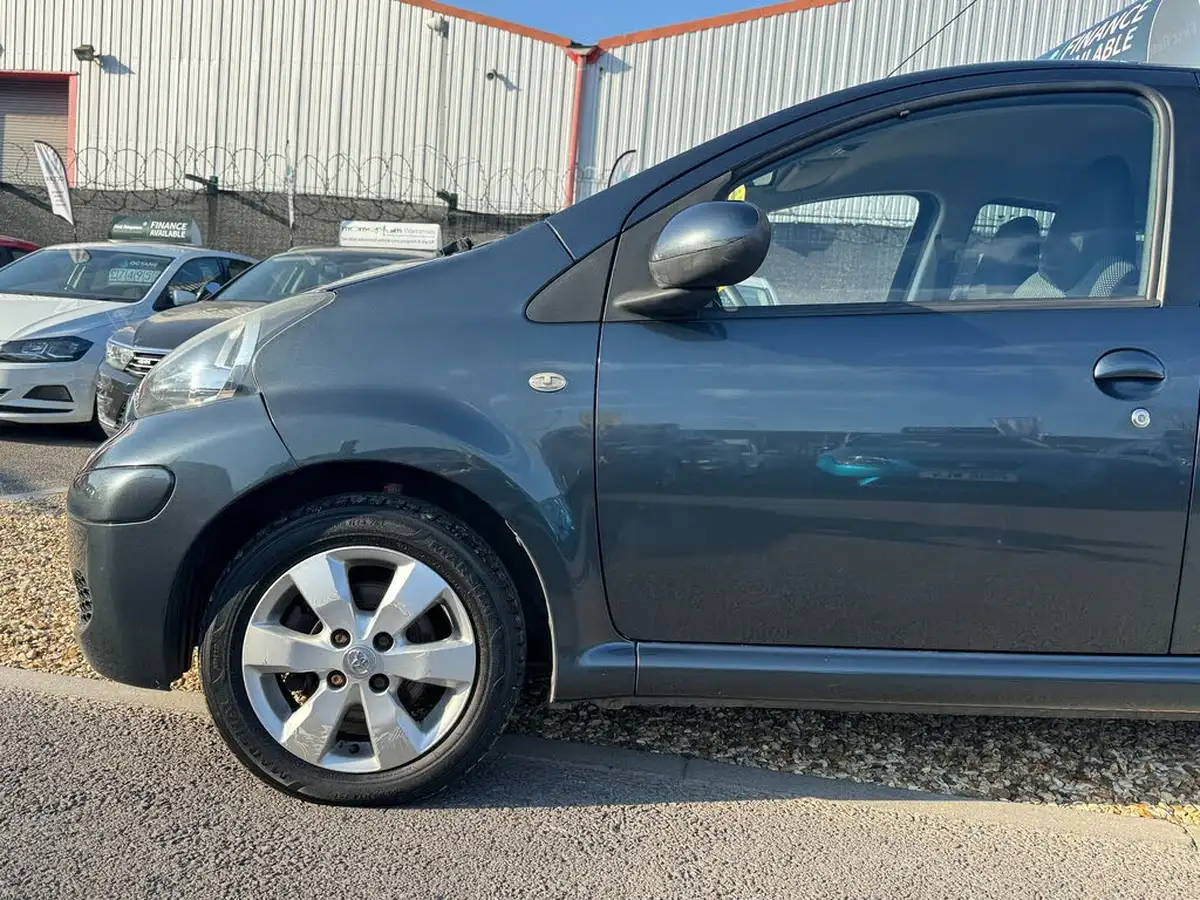 2012-toyota-aygo-10-aygo-go-5d-big-21