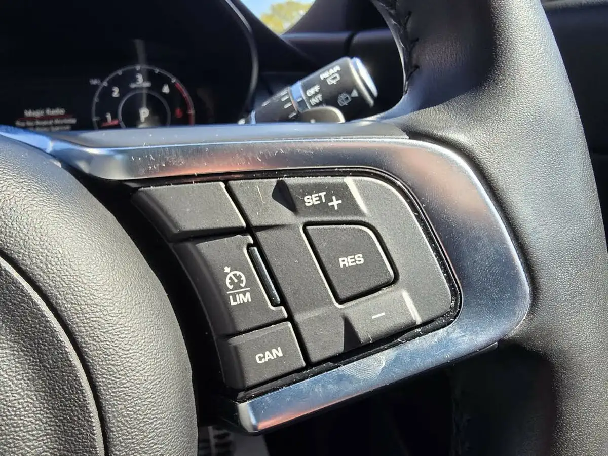 2019-jaguar-e-pace-20-i4d-chequered-flag-150ps-big-28