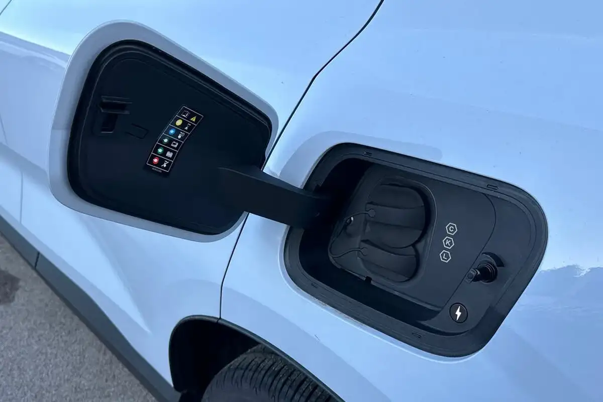 2024-volvo-ex30-e-single-motor-plus-extended-range-big-25