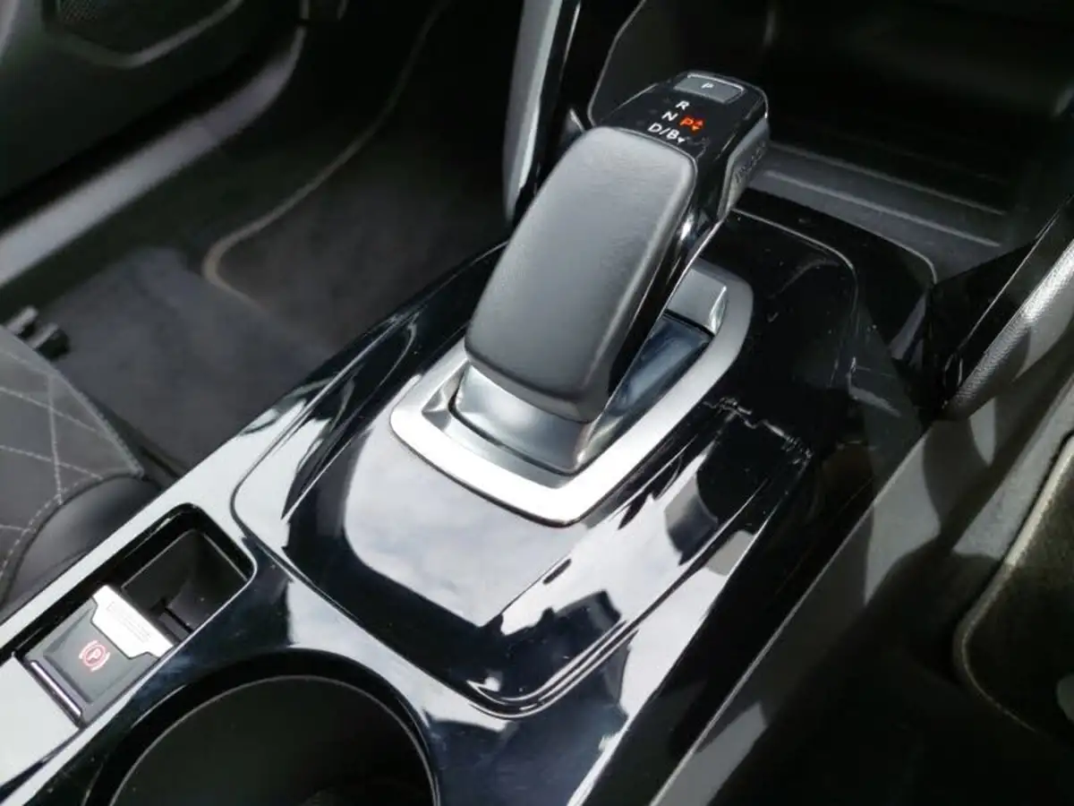 2022-peugeot-2008-suv-e-gt-premium-big-18