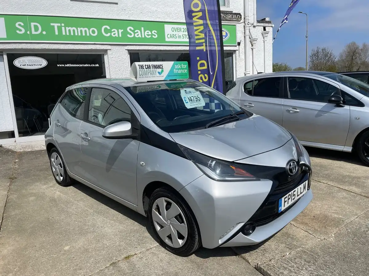 2015-toyota-aygo-10-vvt-i-x-play-5d-big-0