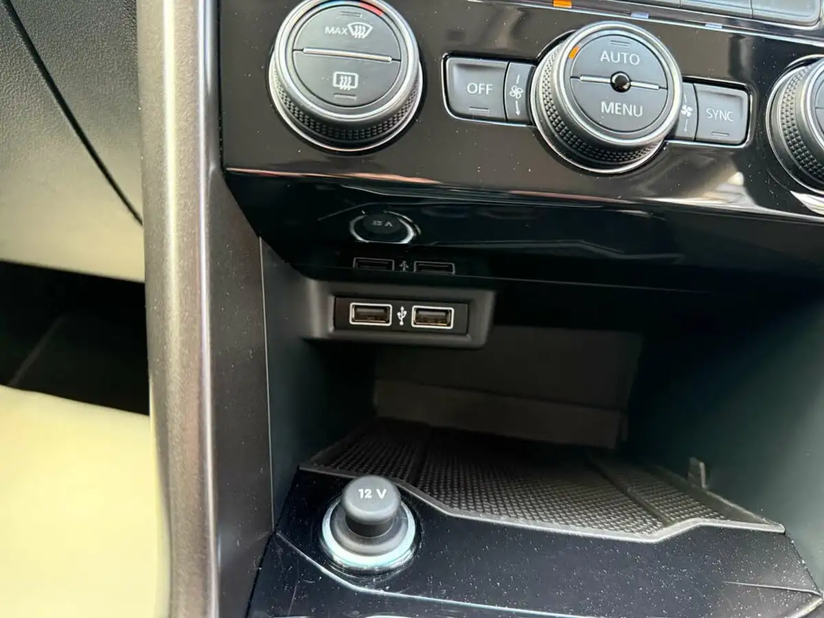 2019-volkswagen-t-roc-15-tsi-design-big-26