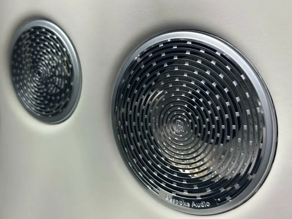 2023-rolls-royce-cullinan-675-black-badge-big-38