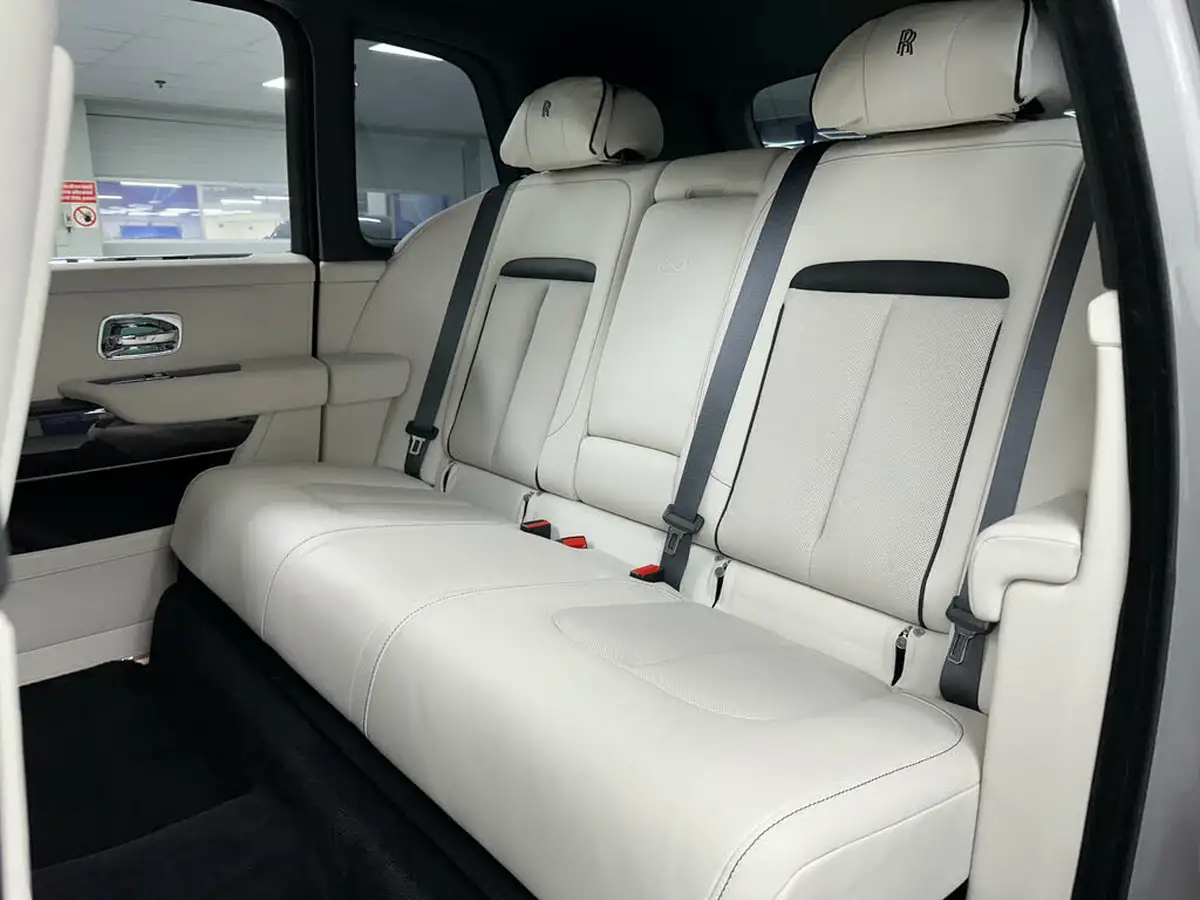2023-rolls-royce-cullinan-675-black-badge-big-14