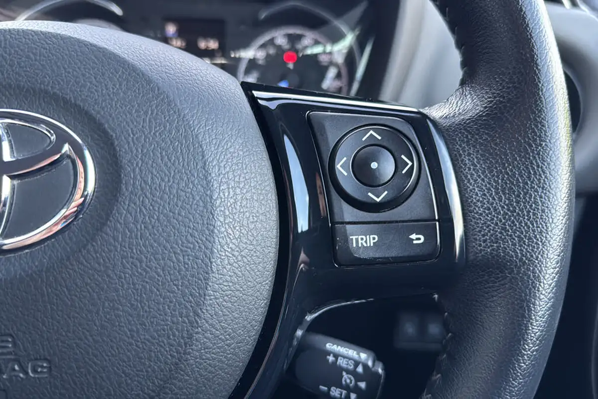 2018-toyota-yaris-15-vvt-i-icon-navi-hybrid-big-15