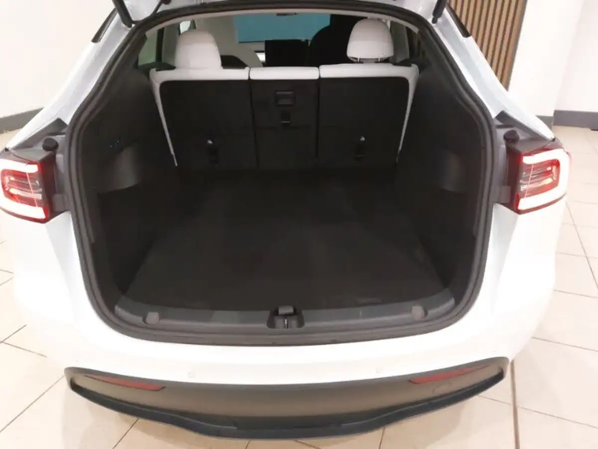 2022-tesla-model-y-e-long-range-big-7