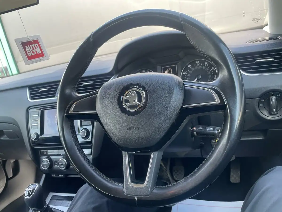 2016-skoda-octavia-20tdi-se-estate-big-38