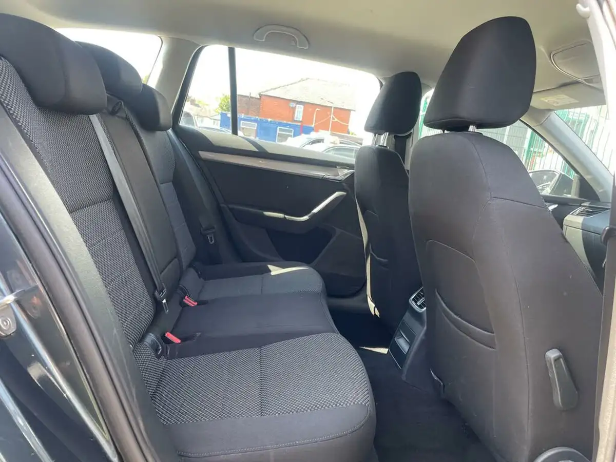 2016-skoda-octavia-20tdi-se-estate-big-34