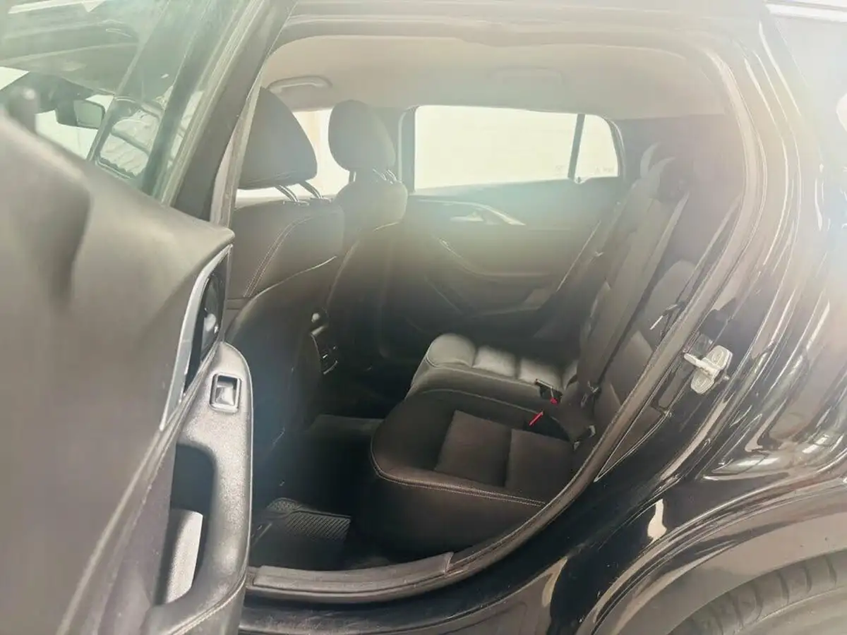 2016-infiniti-q30-15d-se-big-24