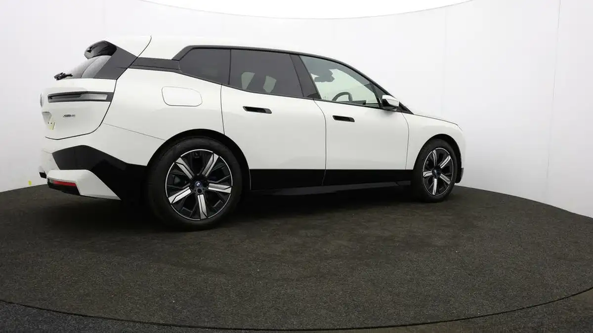 2022-bmw-ix-e-xdrive-40-m-sport-big-33