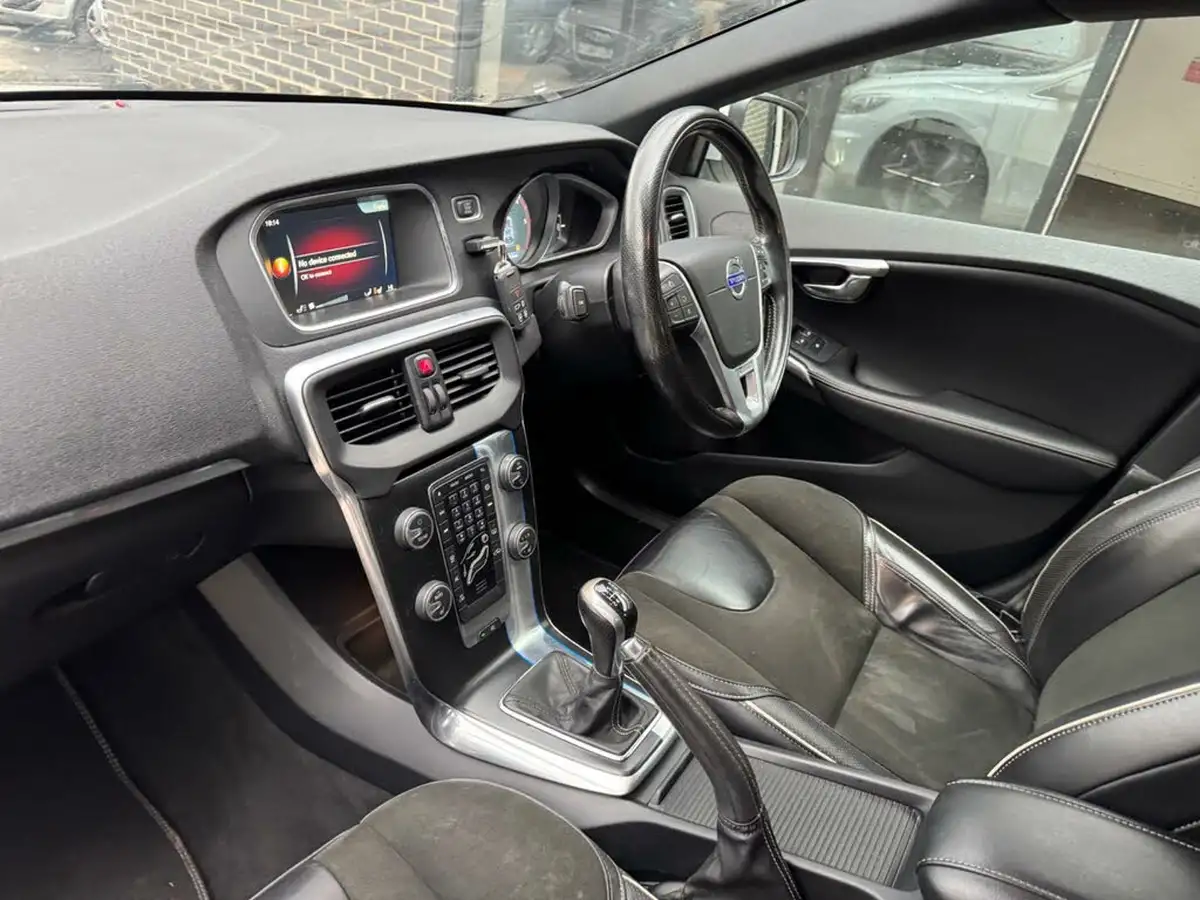 2016-volvo-v40-20td-d3-r-design-nav-big-28