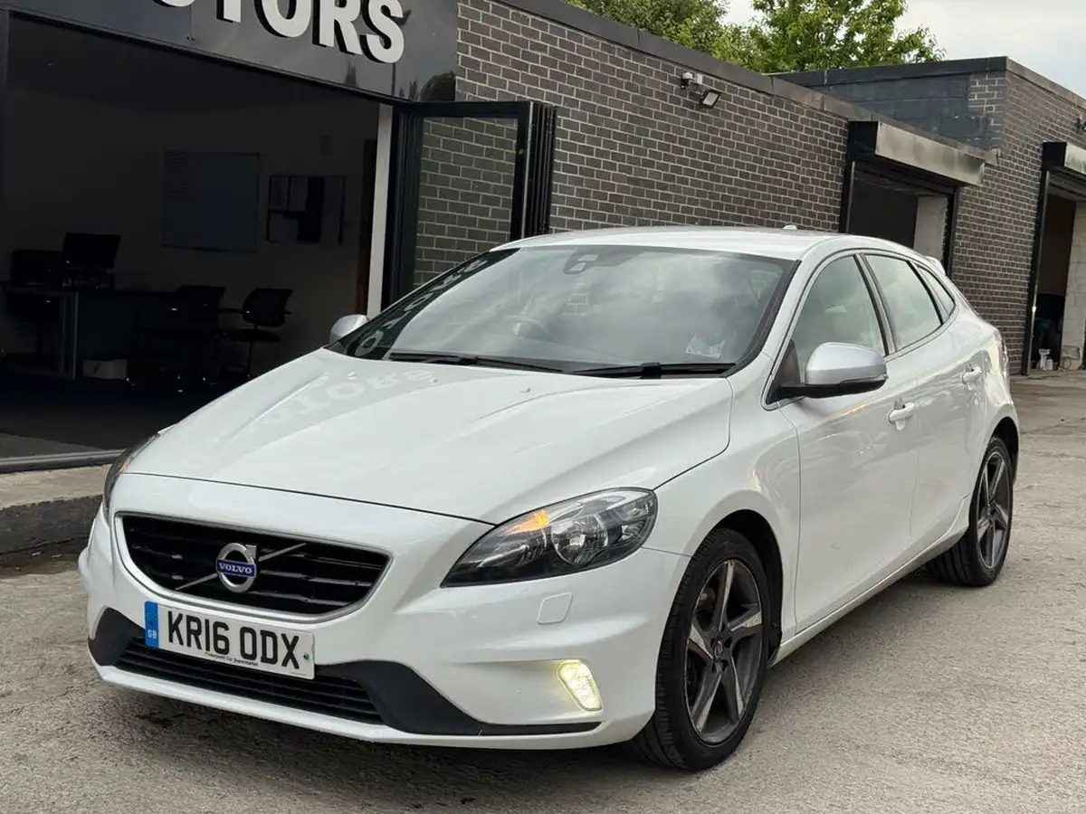 2016-volvo-v40-20td-d3-r-design-nav-big-0