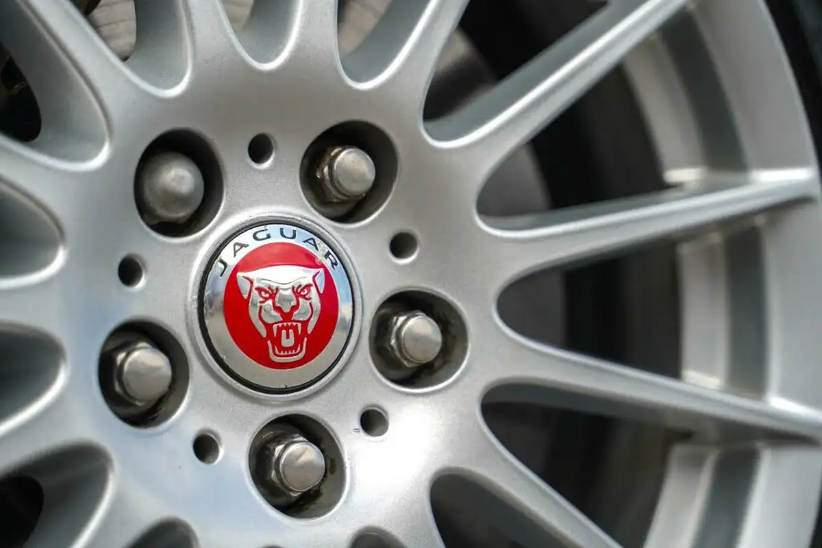 2017-jaguar-xe-20d-r-sport-163ps-ss-1999cc-big-39