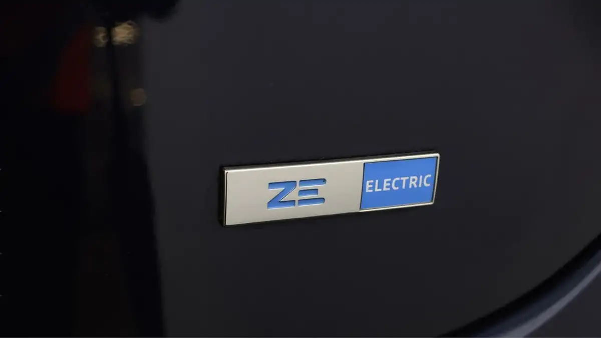 2021-renault-zoe-e-riviera-limited-edition-big-20