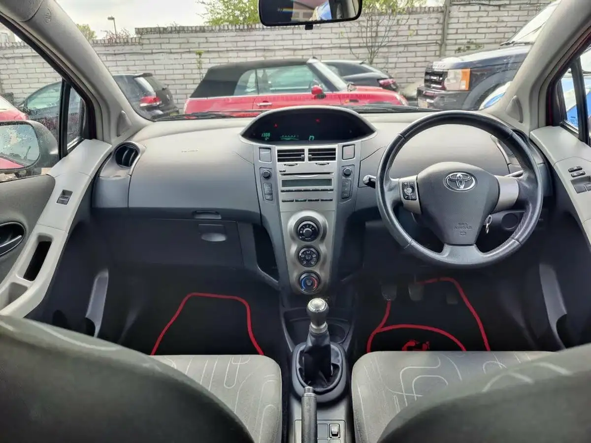 2009-toyota-yaris-10-tr-5d-996cc-big-11
