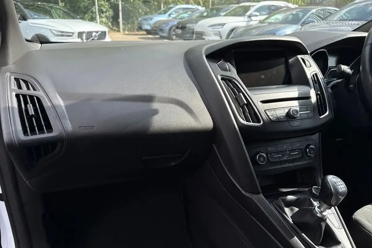 2018-ford-focus-10t-st-line-140ps-hatchback-big-13