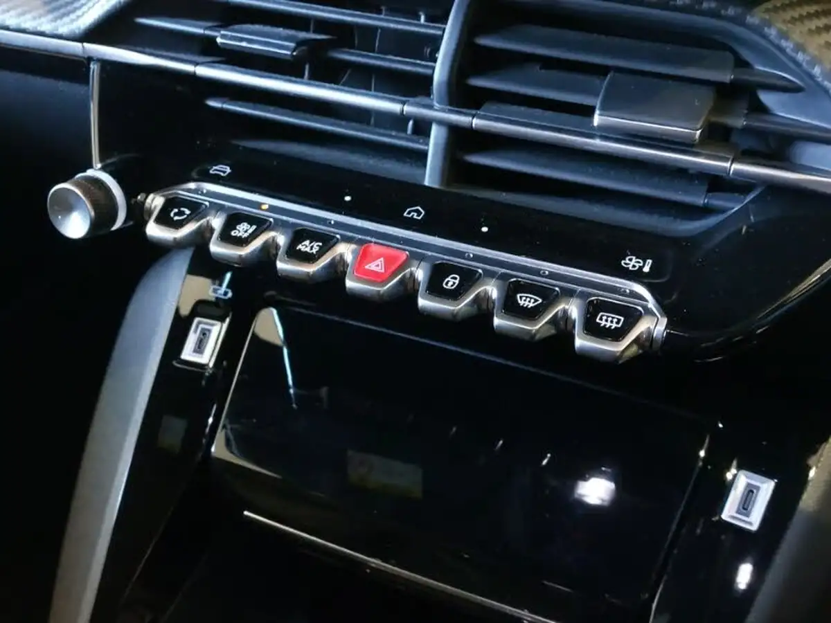 2023-peugeot-2008-suv-12-puretech-allure-big-14
