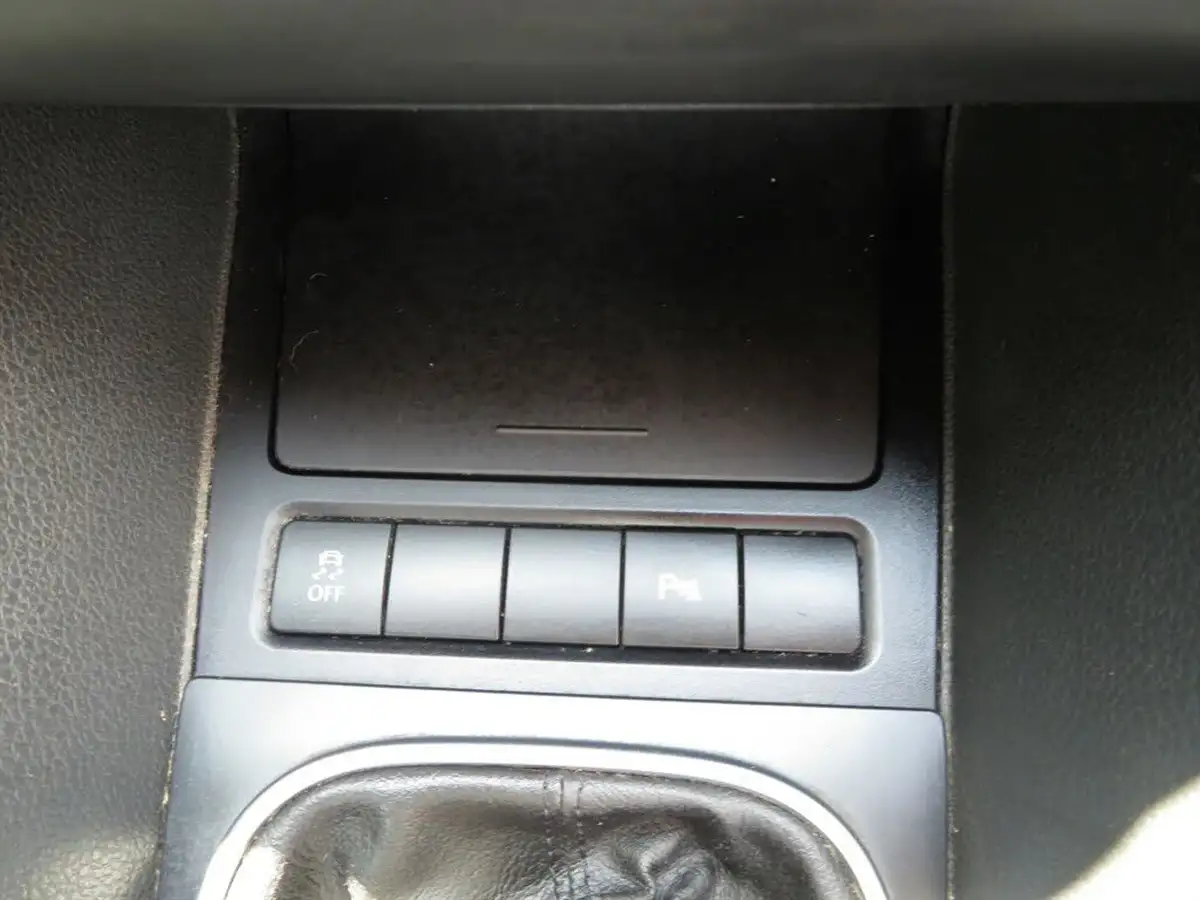 2012-volkswagen-golf-14-match-5d-big-33