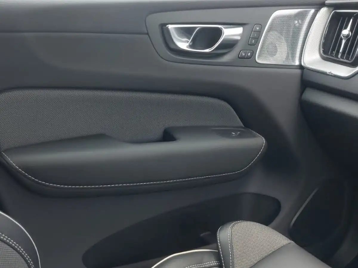 2024-volvo-xc60-20-t8-ultimate-dark-big-10