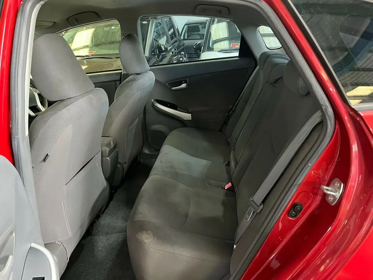 2010-toyota-prius-big-24