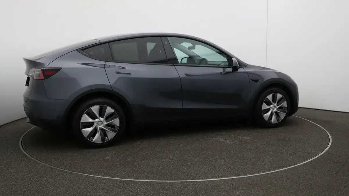 2022-tesla-model-y-e-long-range-big-51