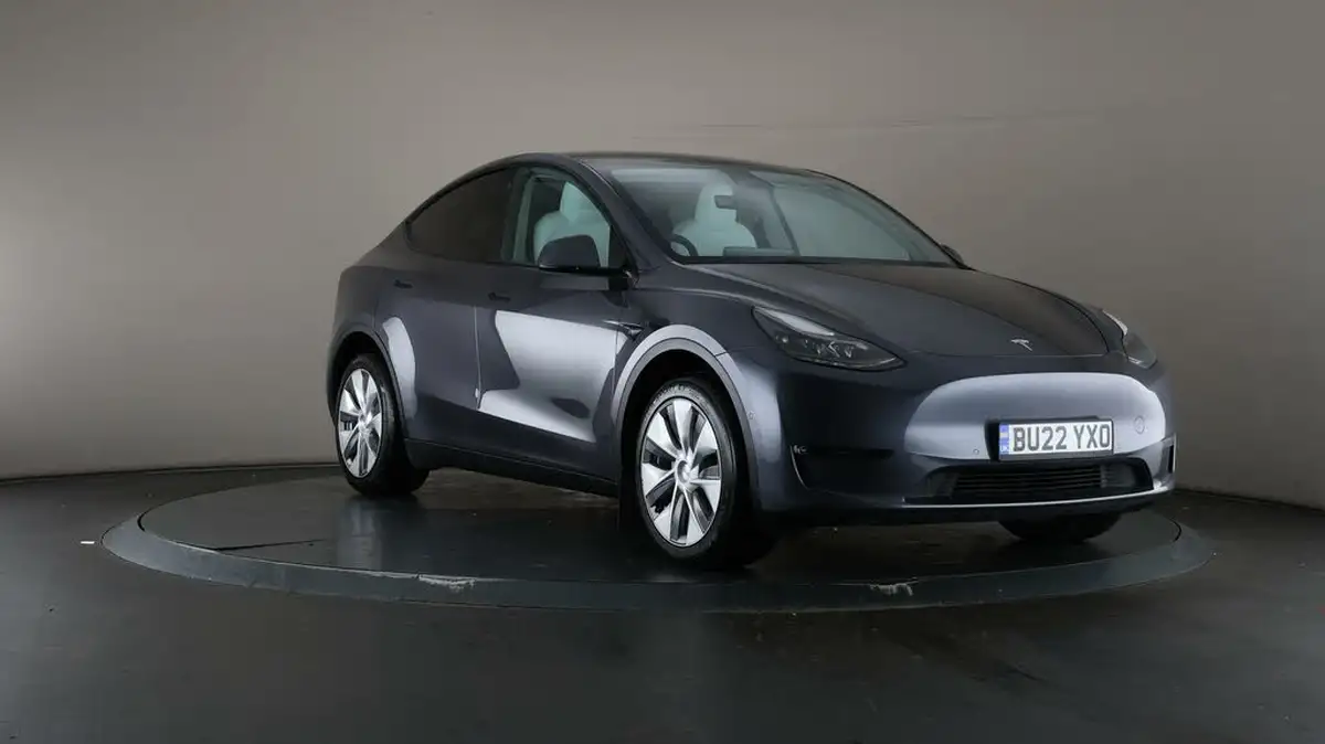 2022-tesla-model-y-e-long-range-big-45