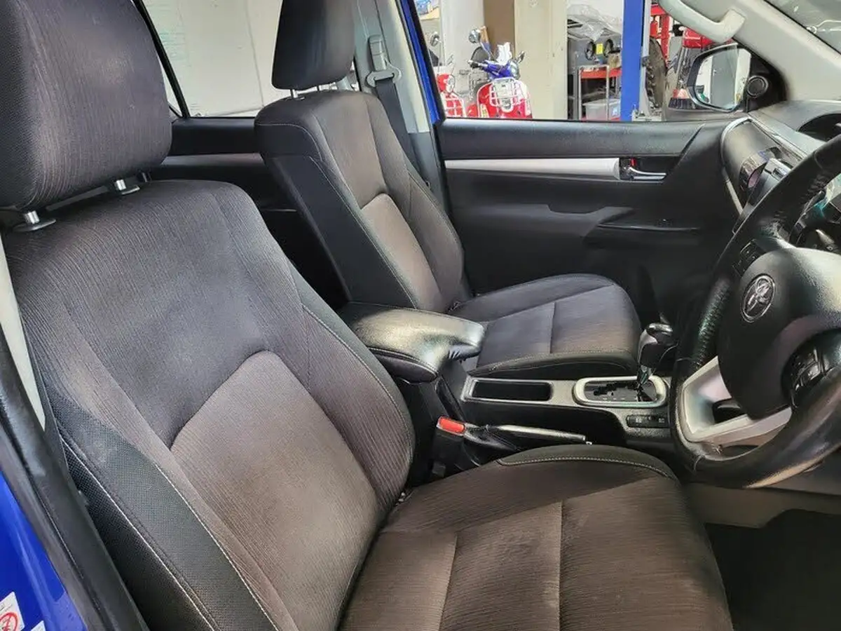 2018-toyota-hi-lux-24d-invincible-ss-auto-big-16