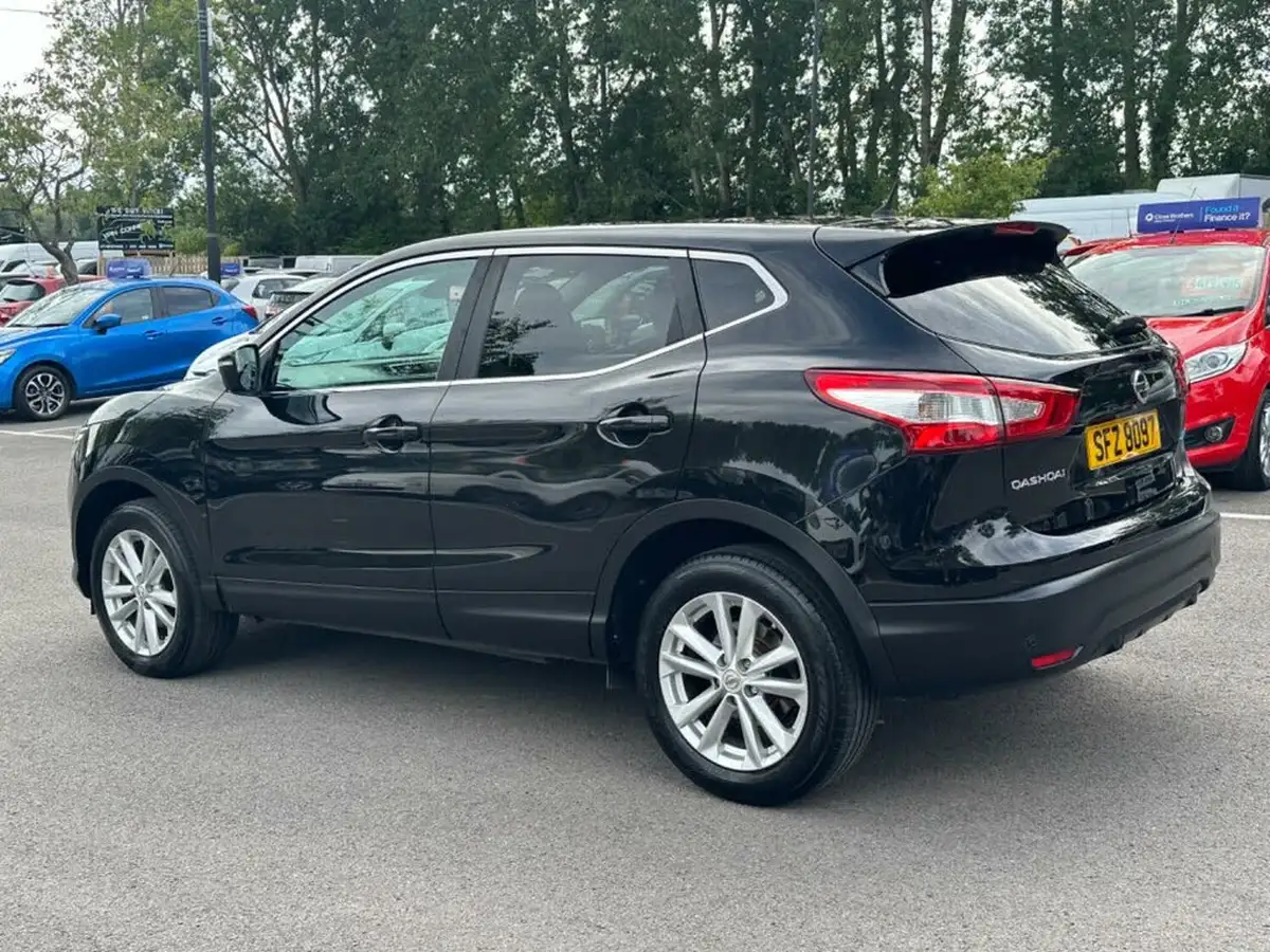 2014-nissan-qashqai-15dci-acenta-premium-big-35