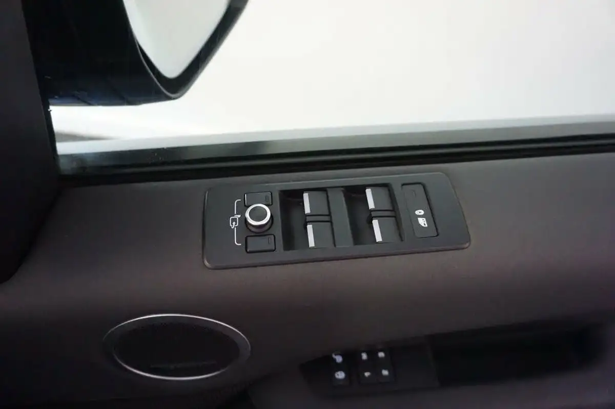 2018-land-rover-discovery-30-sd-v6-hse-30-sd-v6-306ps-station-wagon-5d-auto-big-23