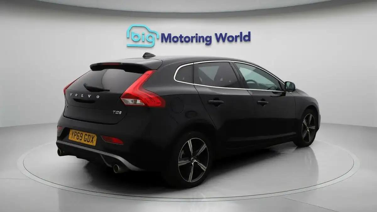 2019-volvo-v40-20-t2-r-design-edition-big-7