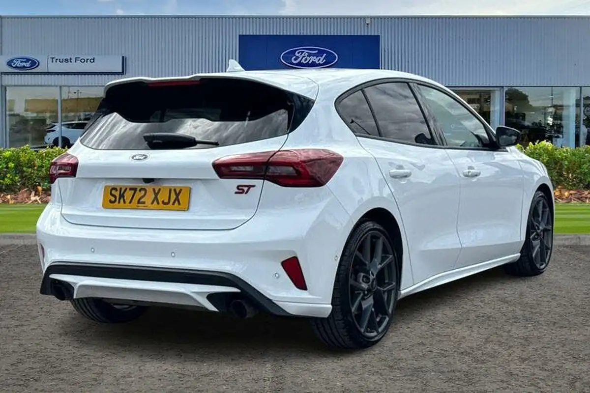 2022-ford-focus-23t-st-hatchback-big-3