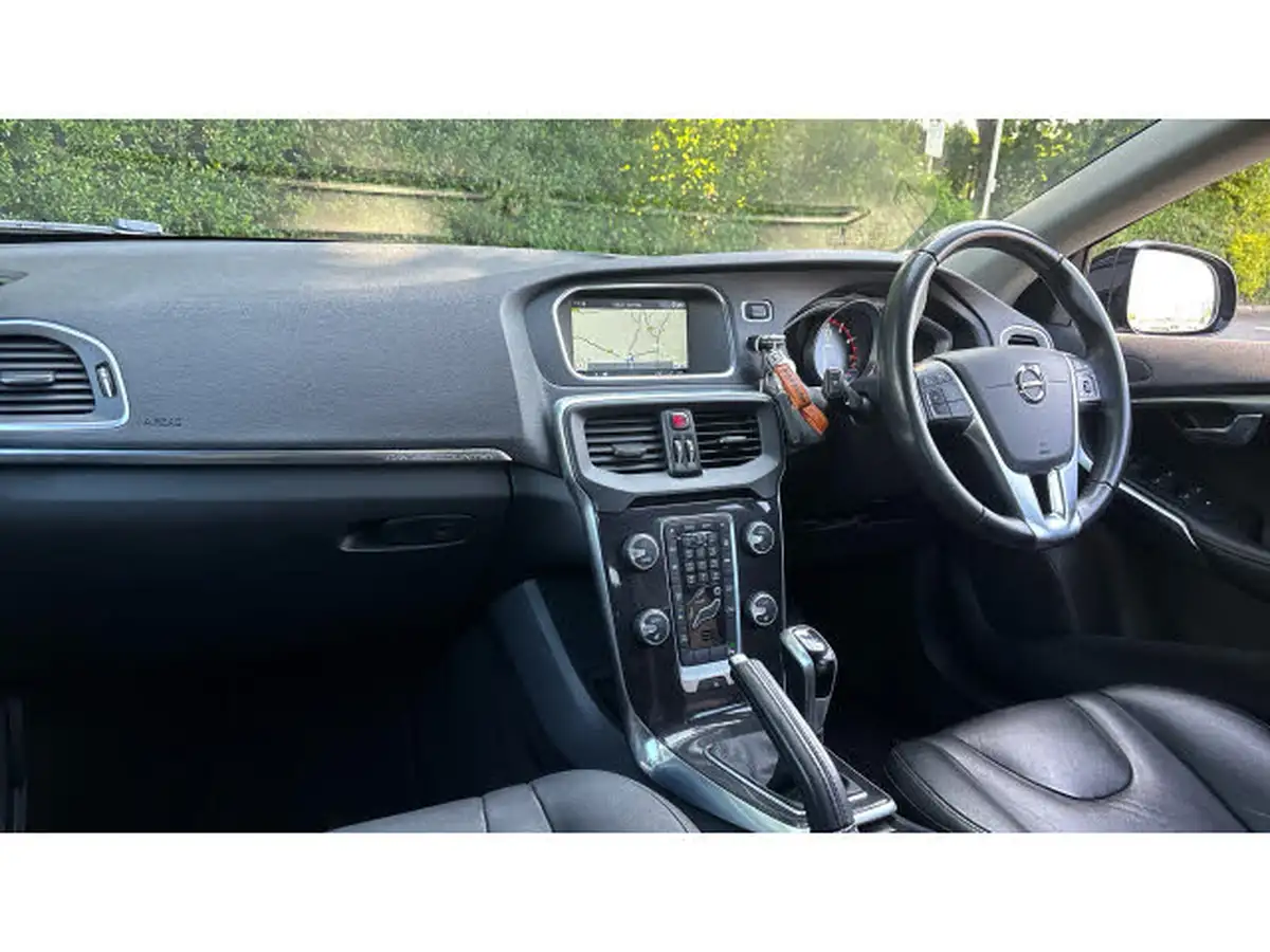 2016-volvo-v40-20-t3-cross-country-pro-big-3