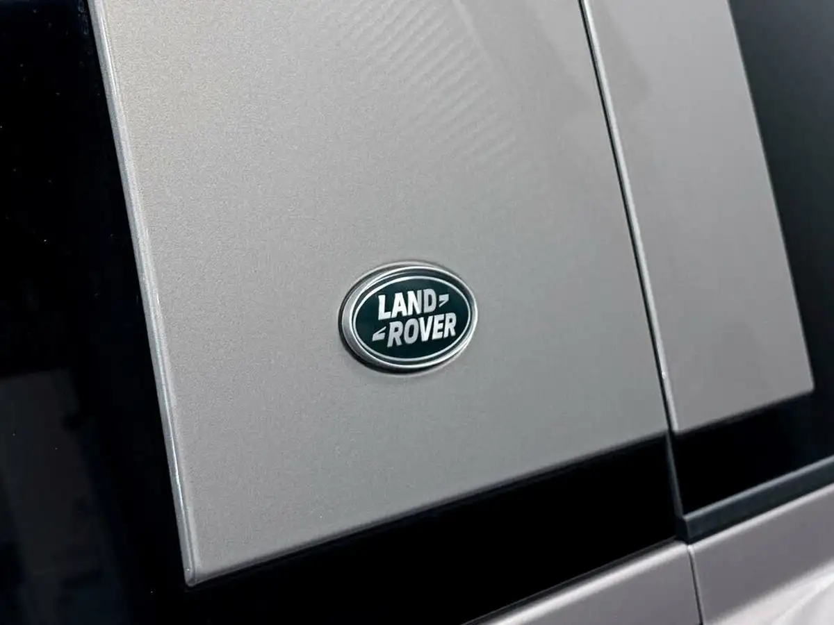 2022-land-rover-110-defender-50-p525-v8-big-25