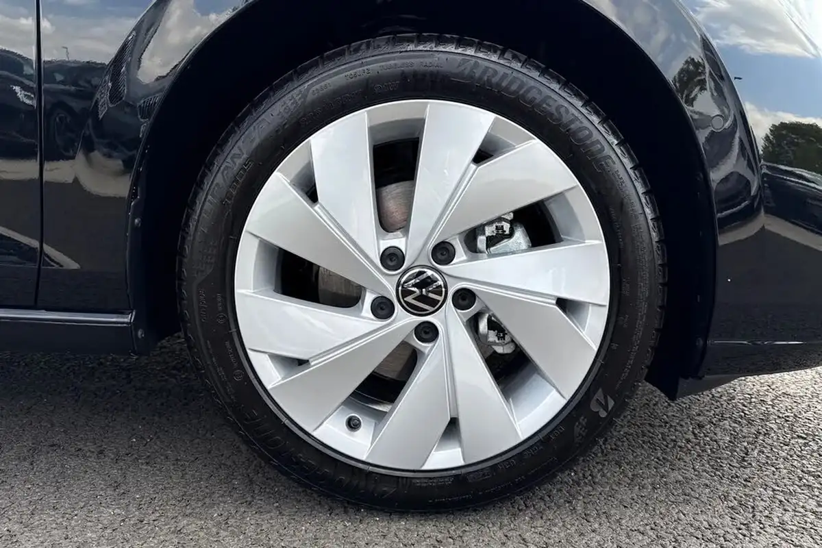 2025-volkswagen-golf-15-etsi-match-big-9