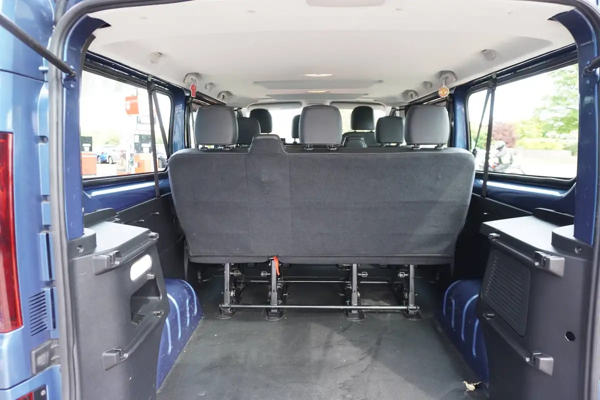2020-renault-trafic-passenger-20dci-ll30-170-sport-nav-big-16