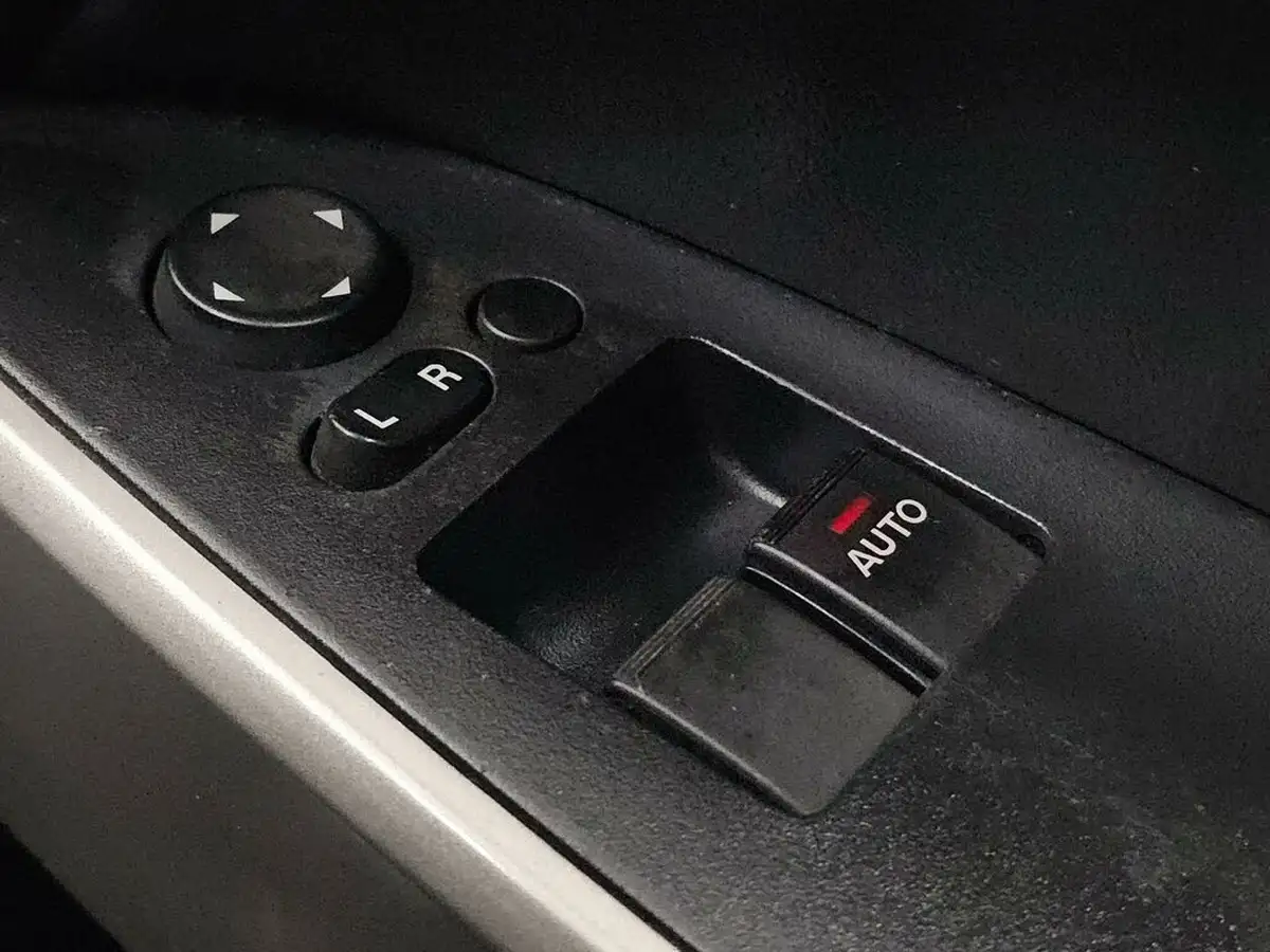 2013-mazda-mazda2-13-ts-air-con-big-40