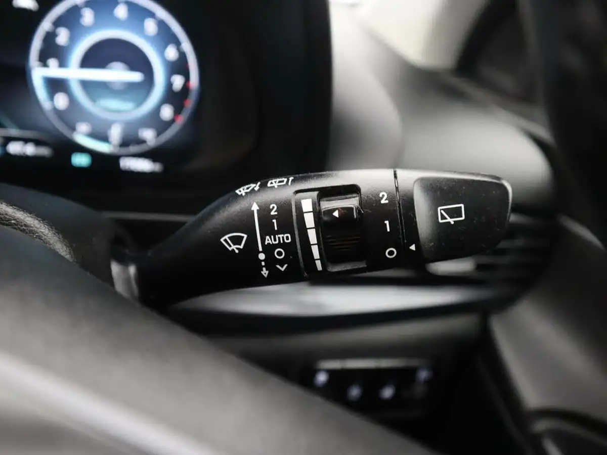 2023-hyundai-i20-10-t-gdi-premium-48-volt-hybrid-eclutch-imt-big-34