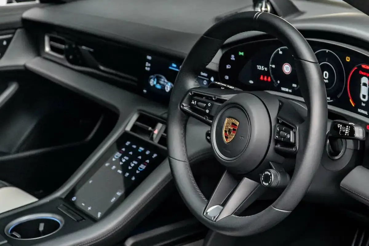 2022-porsche-taycan-e-turbo-s-big-27